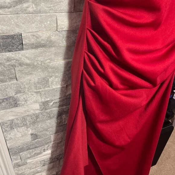 Elegant Strapless Red Evening Gown – Size M (NWOT) - Picture 5 of 7